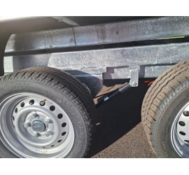 Przyczepka NIEWIADÓW Kiper 3018A3 EP z burtami aluminiowymi i najazdami stalowymi